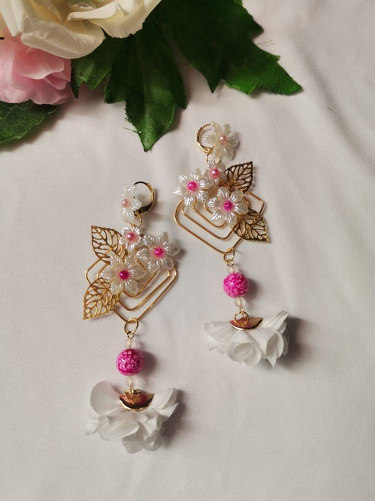 Pendientes largo con flores acrílicas y abanico de tela