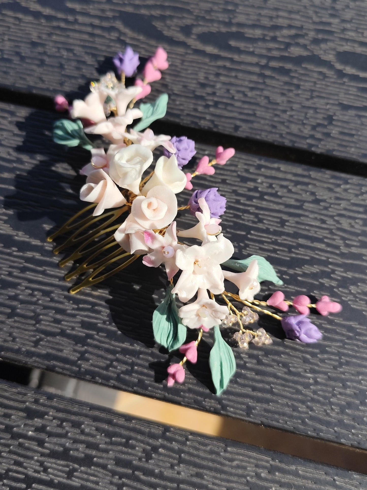 Peina con flores de colores y hojas.