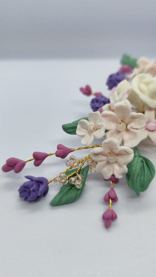 Peina con flores de colores y hojas.