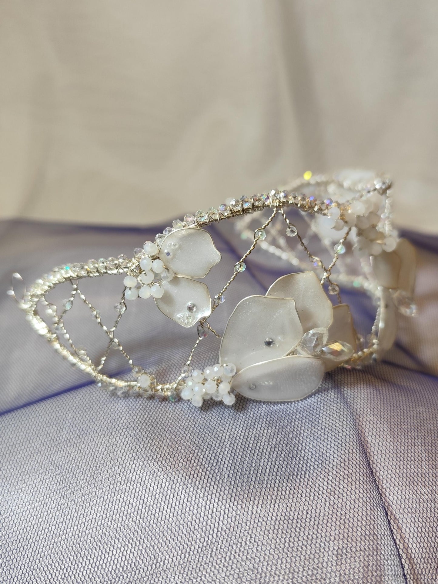 Diadema blanca de cristal y resina para novias elegantes y románticas