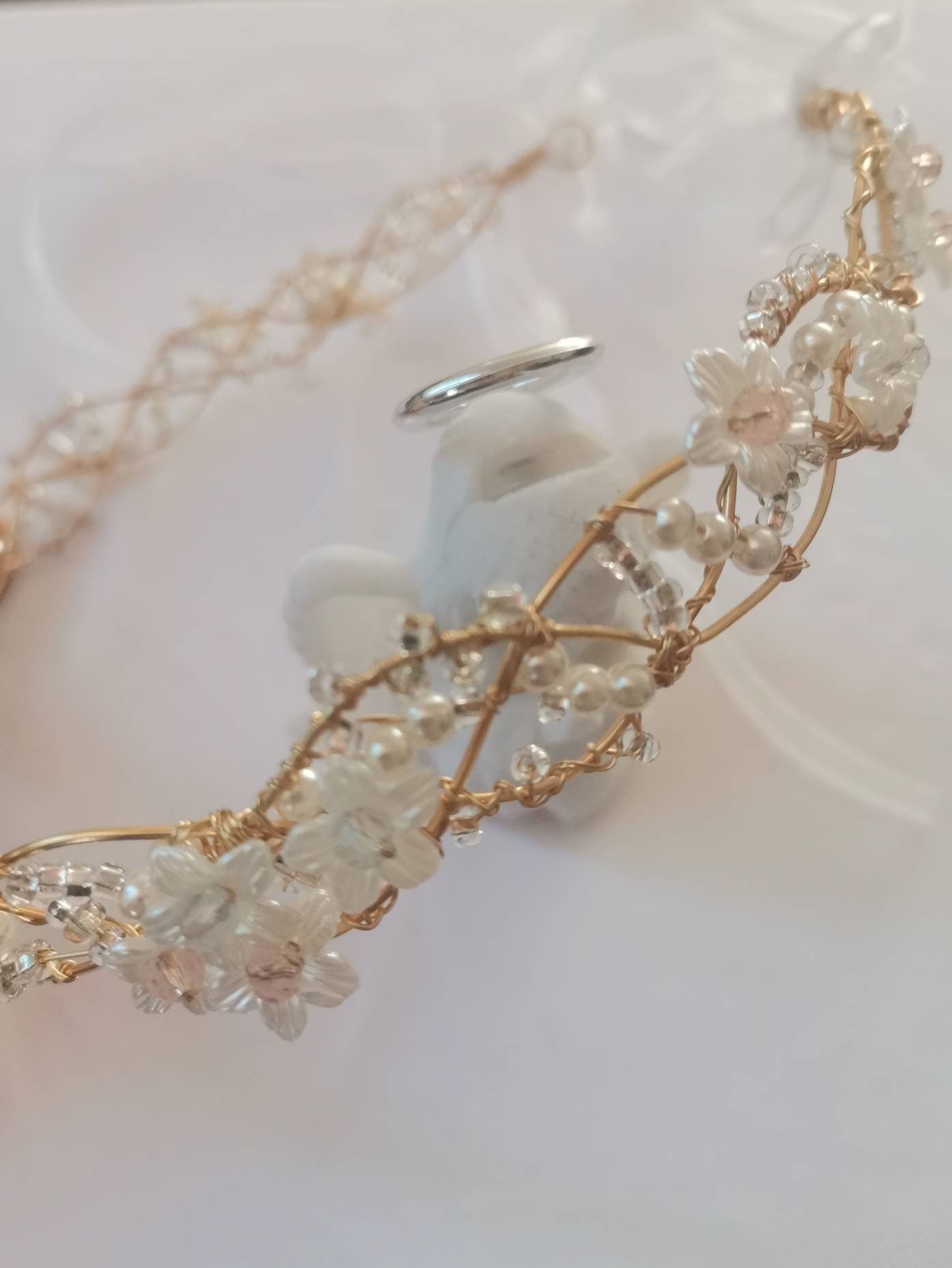 Tiara trenzada de alambre y cristal, con flores.