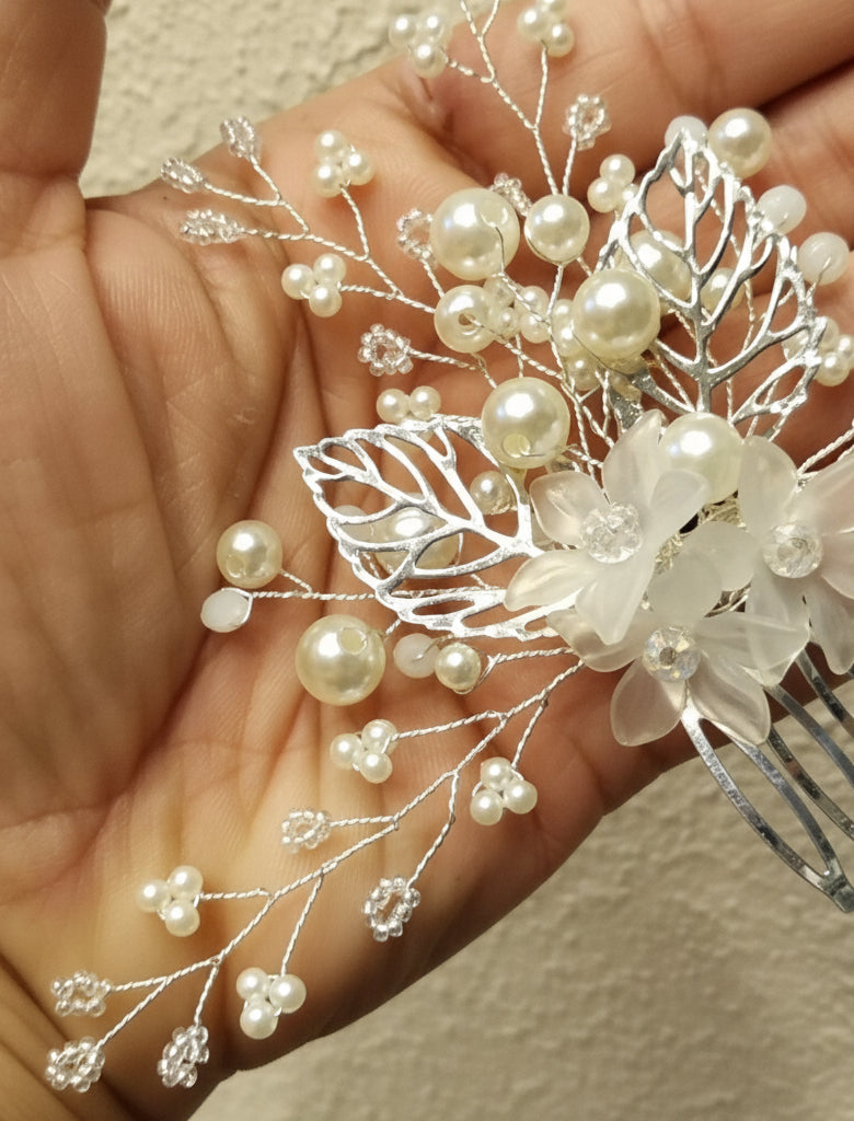 Peina plateada de novia con flores y hojas