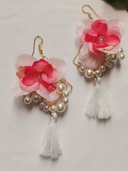 Pendientes con flor de tela y perlas nacar