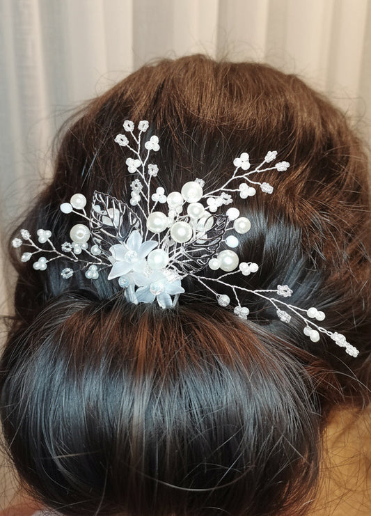 Peina plateada de novia con flores y hojas