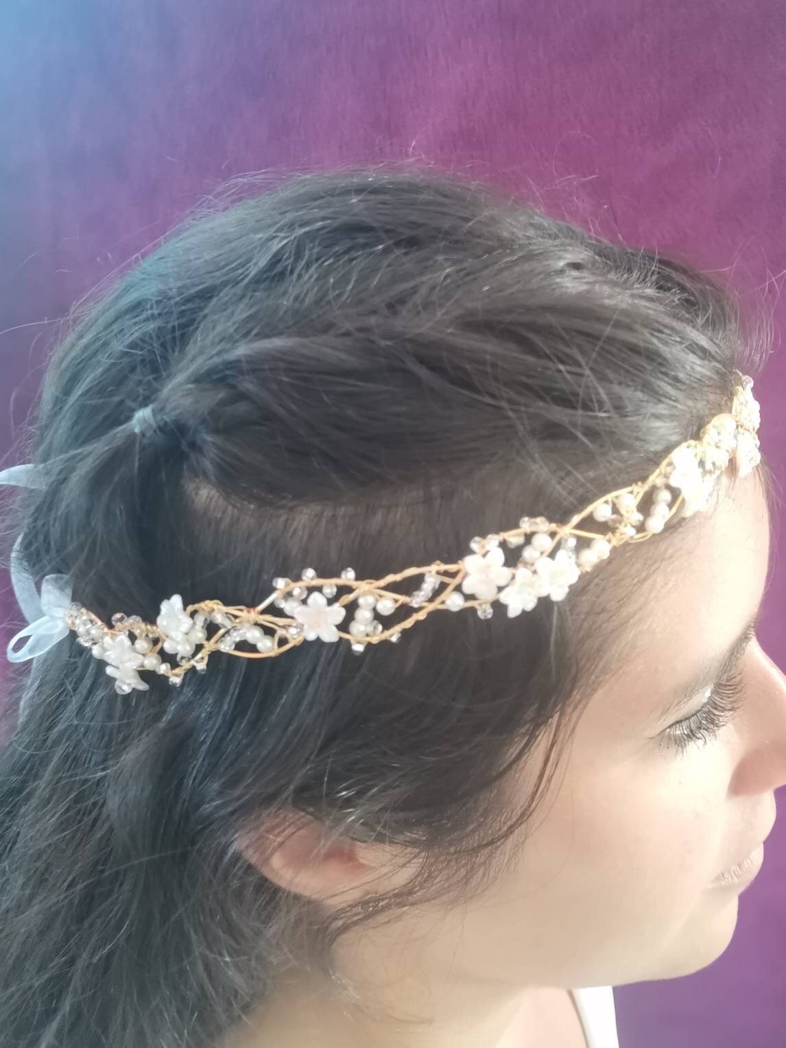 Tiara trenzada de alambre y cristal, con flores.