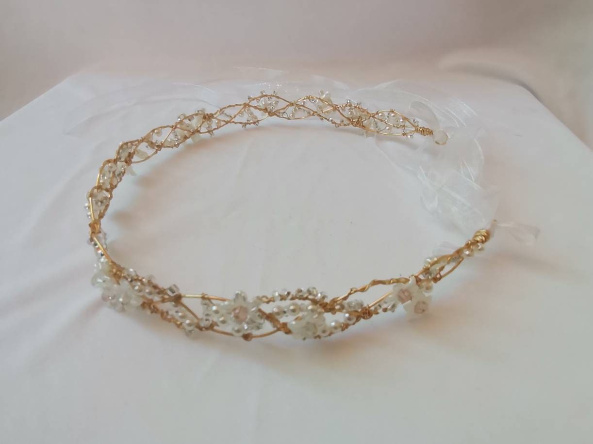 Tiara trenzada de alambre y cristal, con flores.