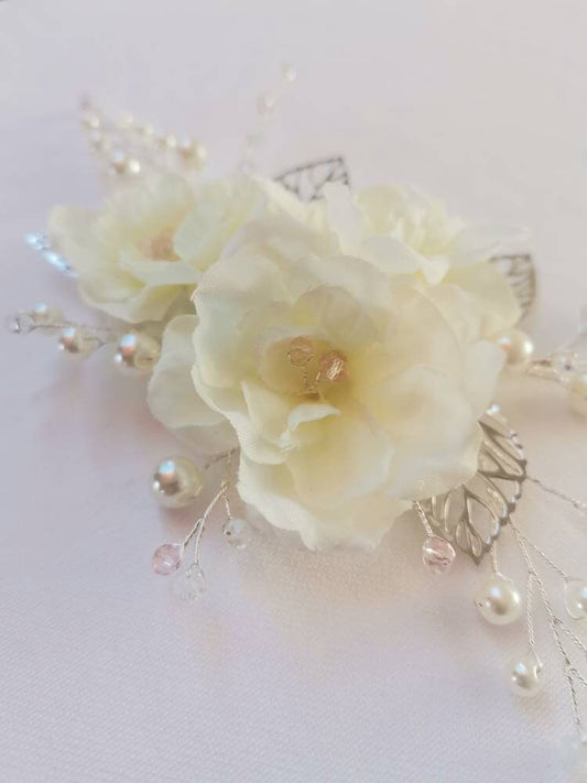 Tocado de flores, perlas y cristal.