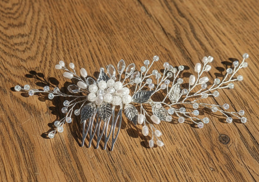 Peina plateada en blanco y cristal para novia