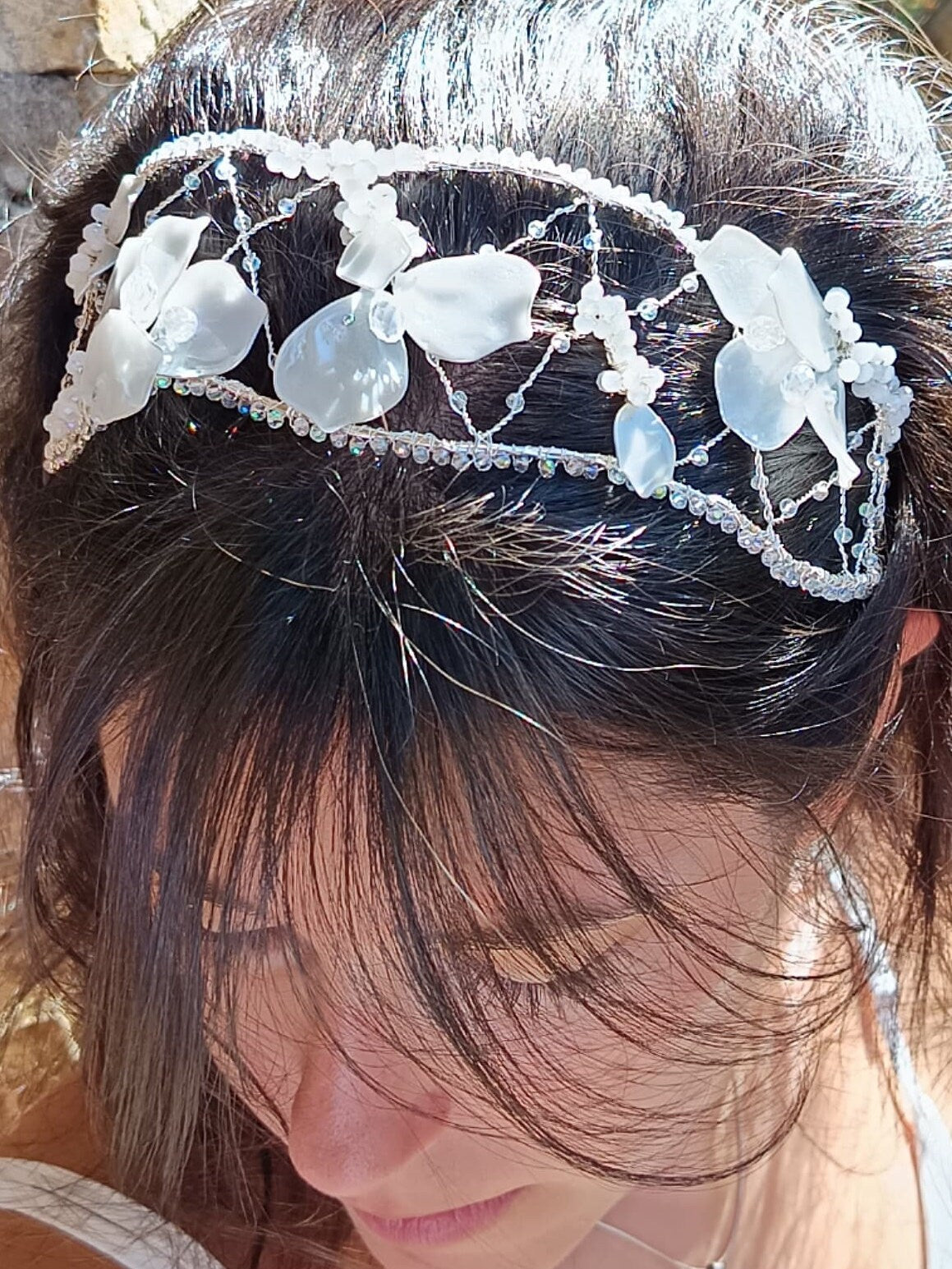Diadema blanca de cristal y resina para novias elegantes y románticas