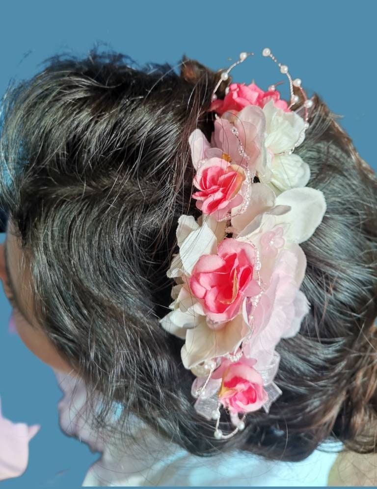Diadema con flores de tela en tonos rosas, cristal y perlas de imitación.