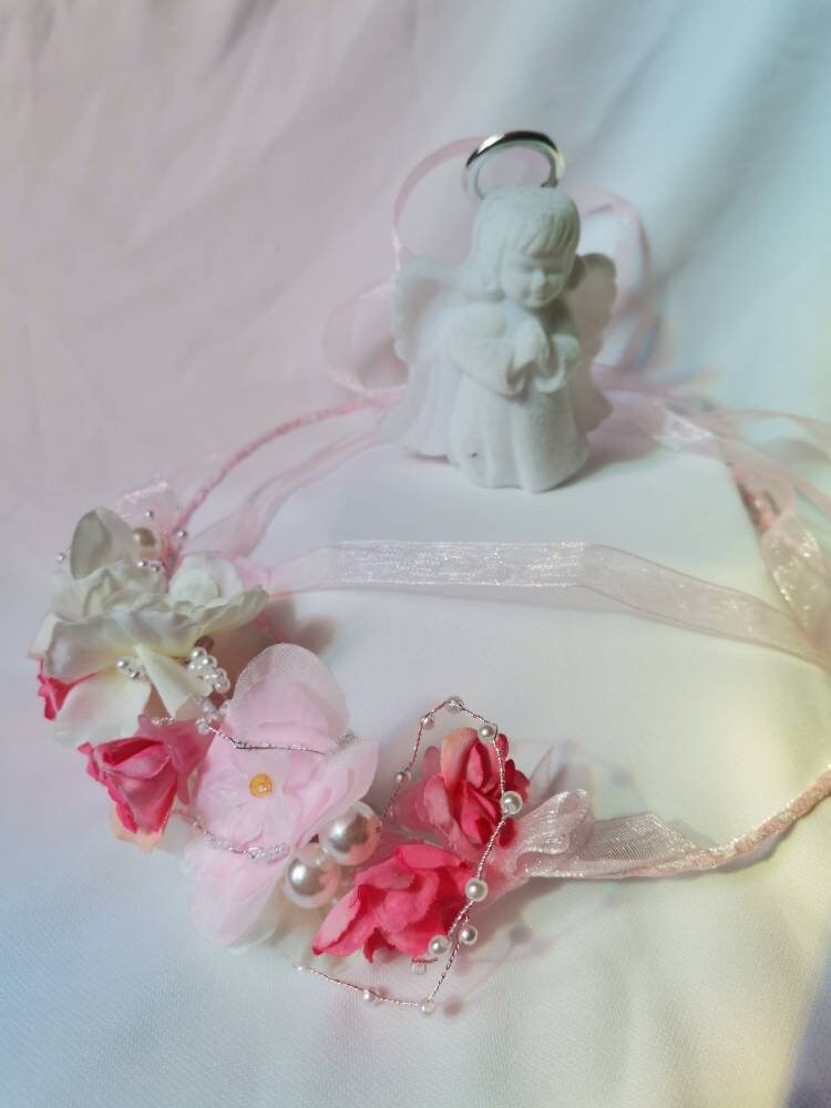 Diadema con flores de tela en tonos rosas, cristal y perlas de imitación.