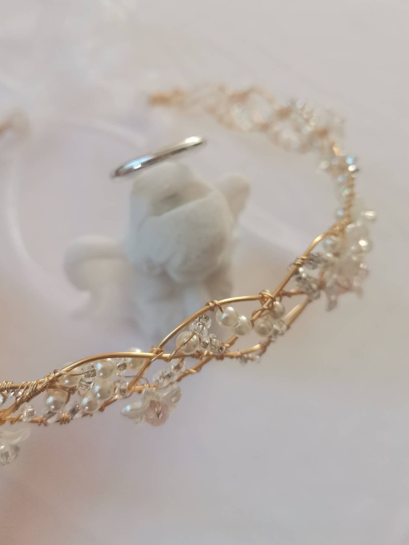 Tiara trenzada de alambre y cristal, con flores.
