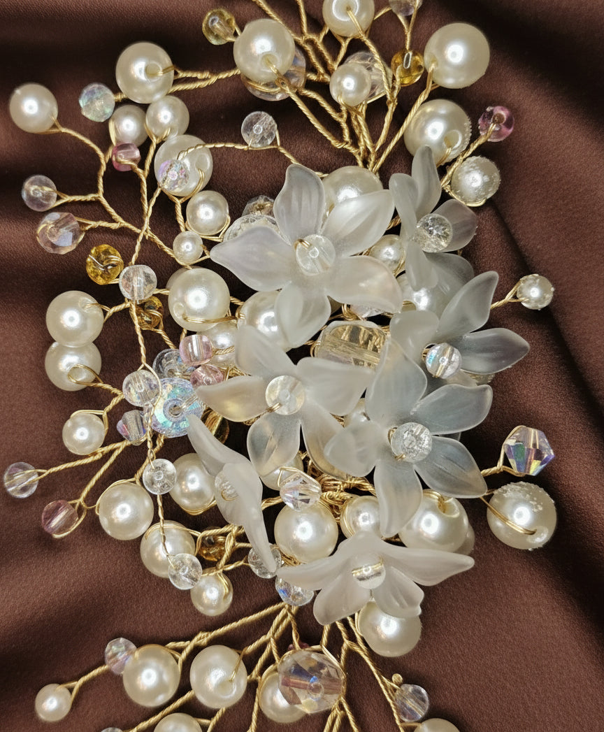 Tiara de novia con perlas de imitación, cristal y flores acrílicas.