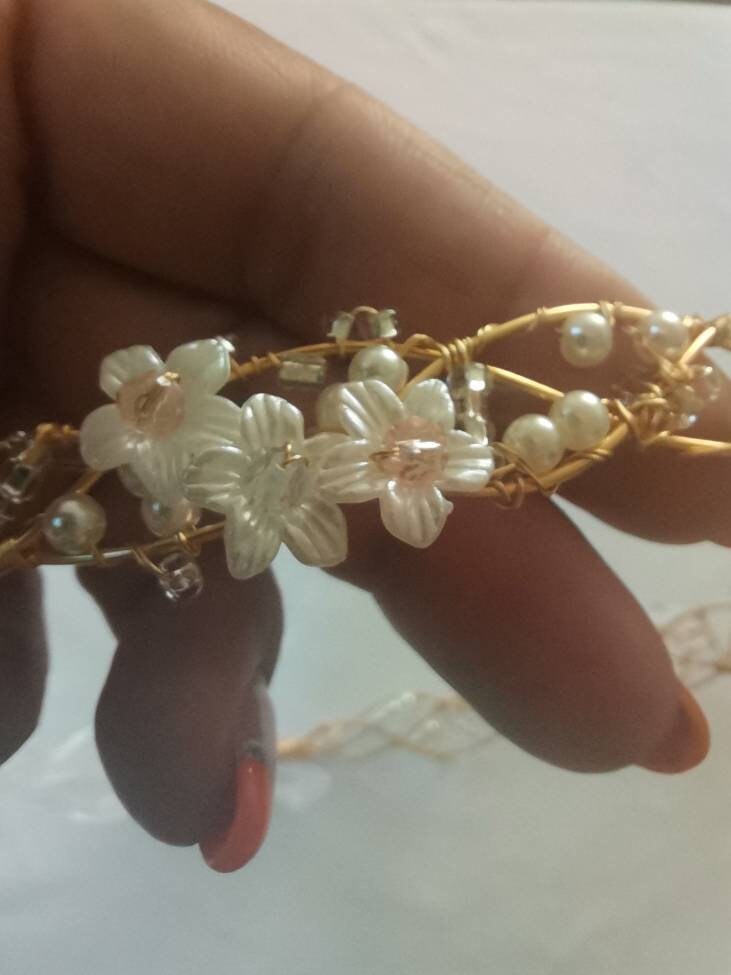 Tiara trenzada de alambre y cristal, con flores.