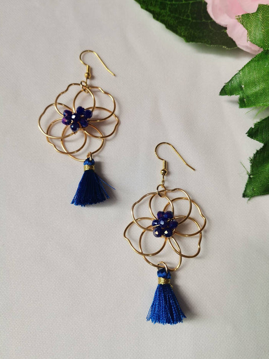 Pendientes flamenca con flor de alambre dorado con cuentas de cristal azul