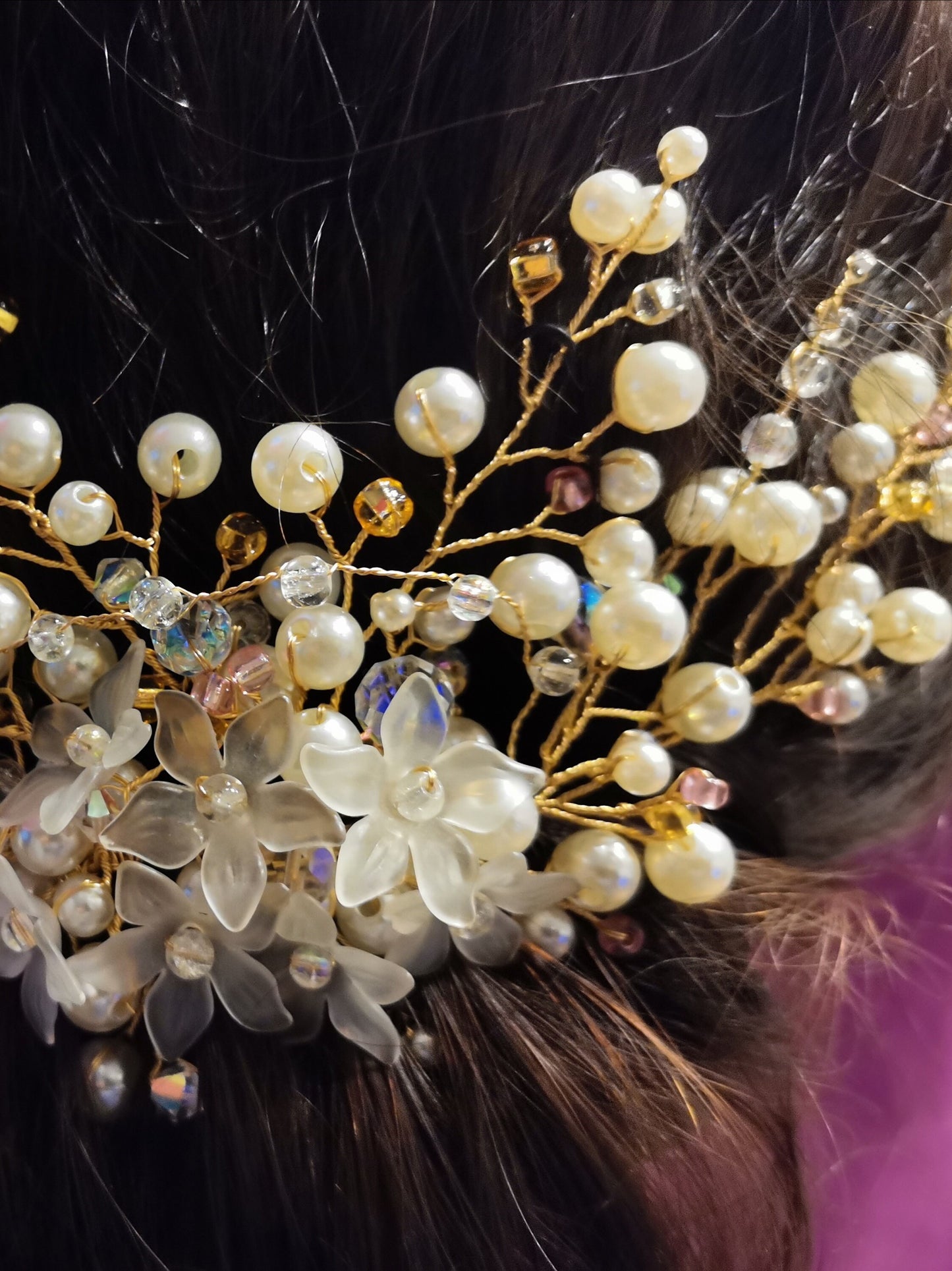 Tiara de novia con perlas de imitación, cristal y flores acrílicas.