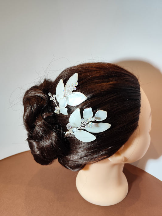 Par de horquillas de novia con hojas de resina en blanco nacarado