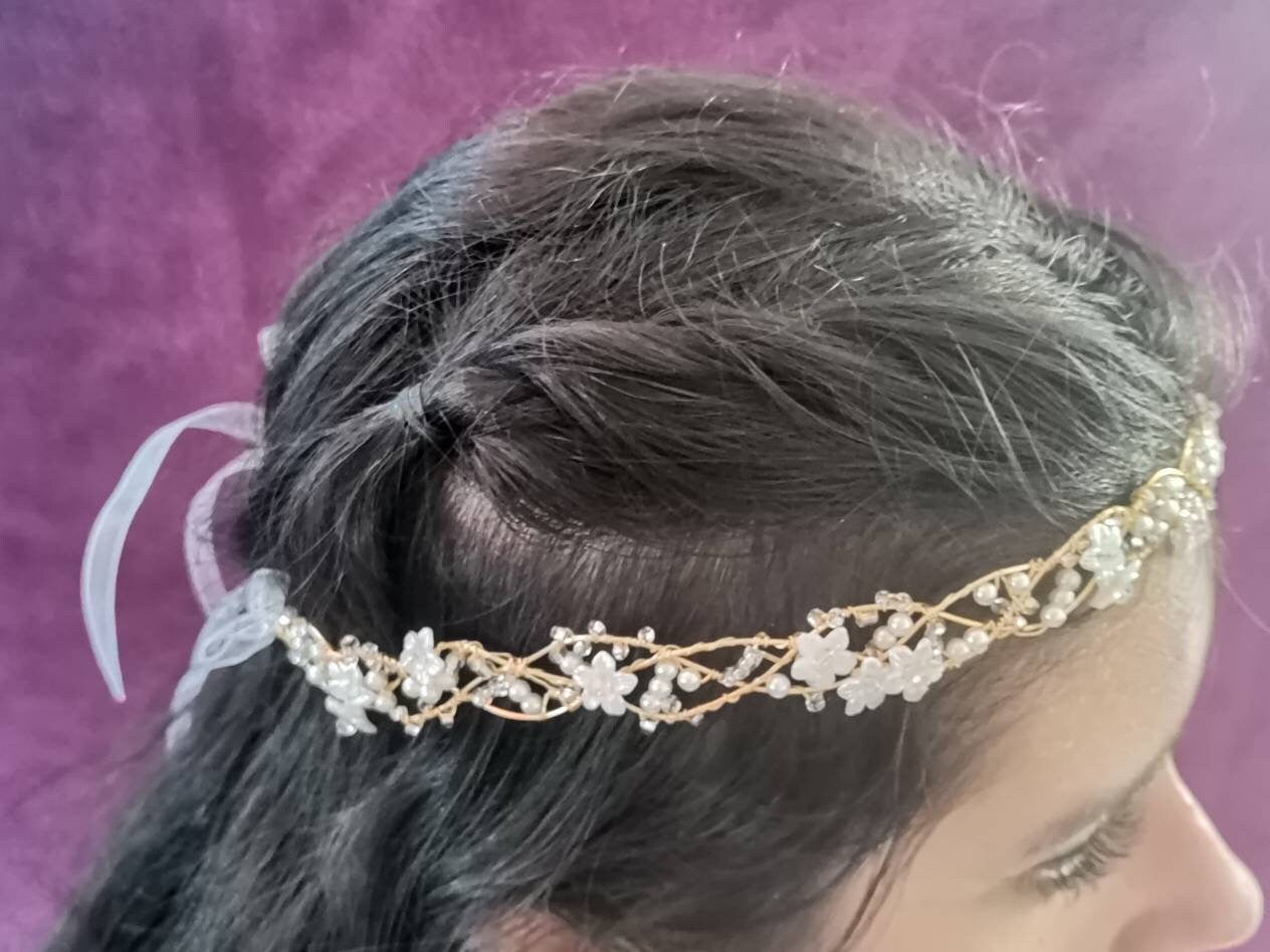 Tiara trenzada de alambre y cristal, con flores.