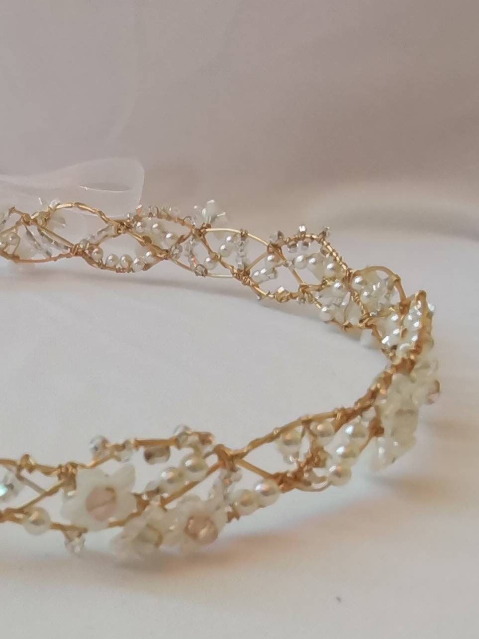 Tiara trenzada de alambre y cristal, con flores.
