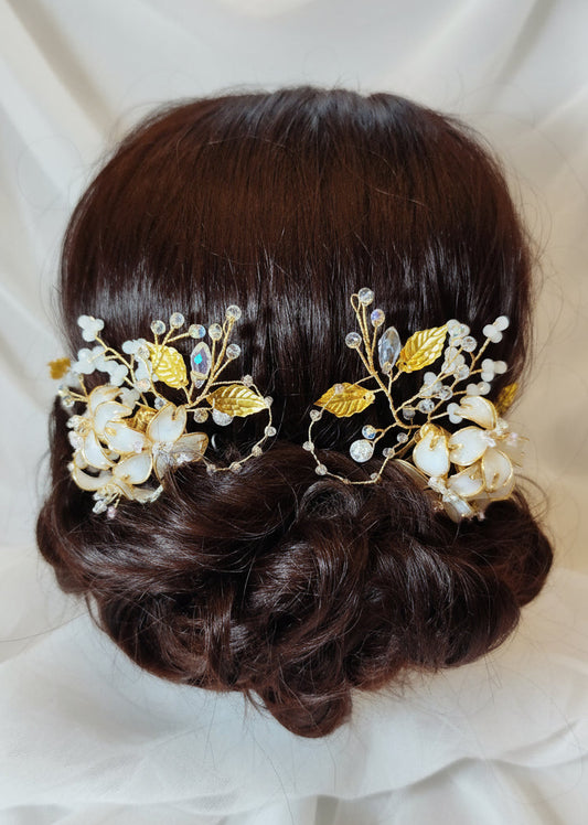 Vid dorada de flores blancas de resina con crital y peinas pequeñas