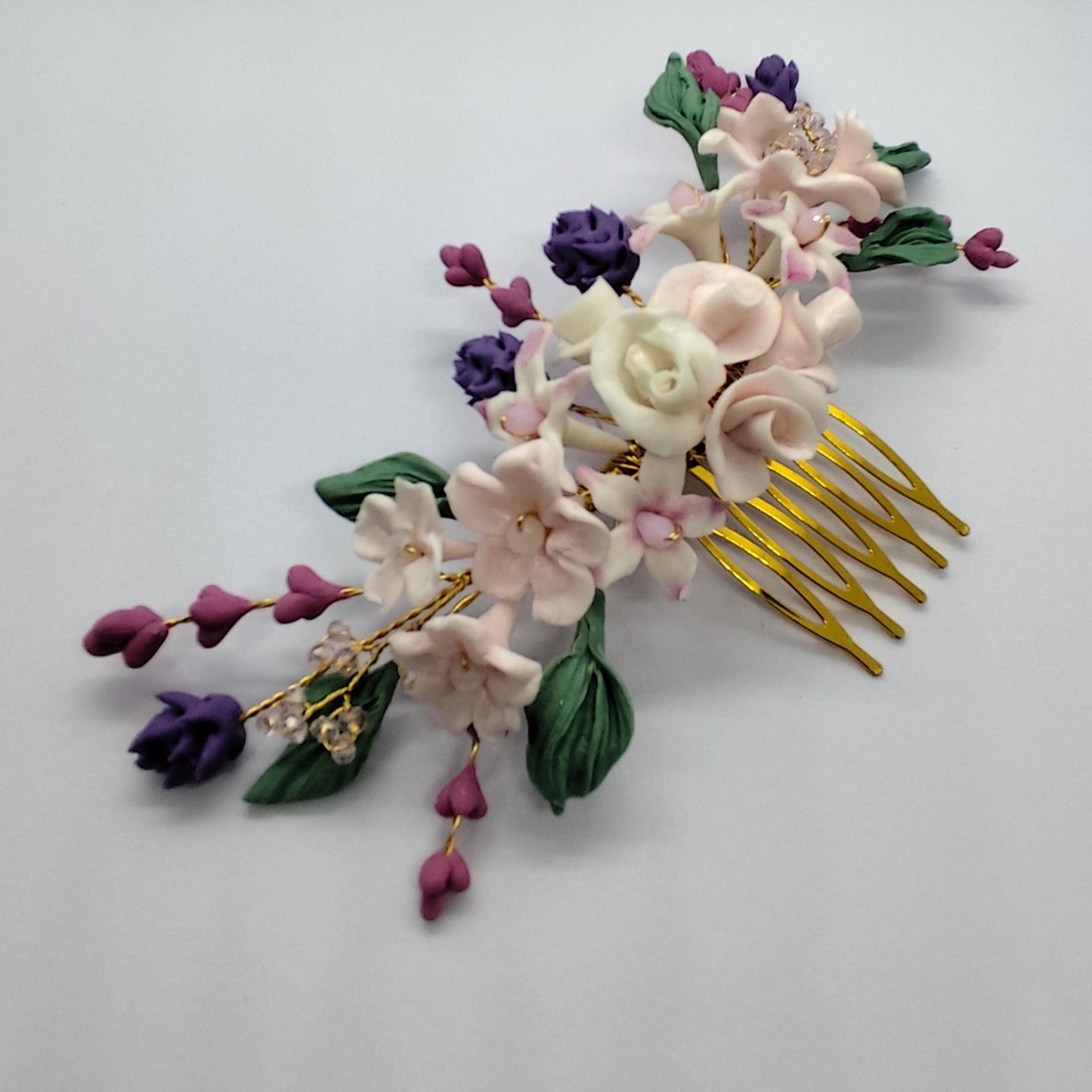 Peina con flores de colores y hojas.