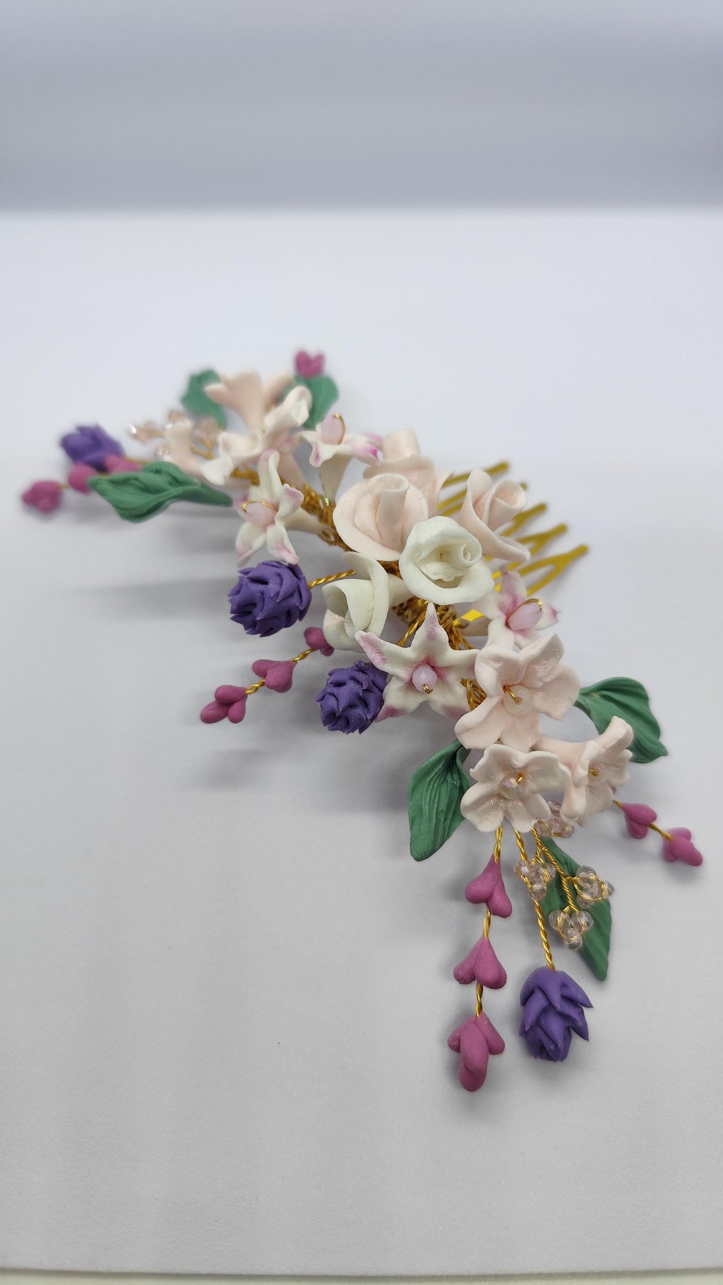 Peina con flores de colores y hojas.