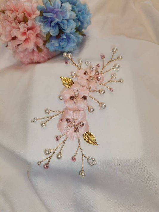 Vid con tres flores simples de tela y centro de cristal