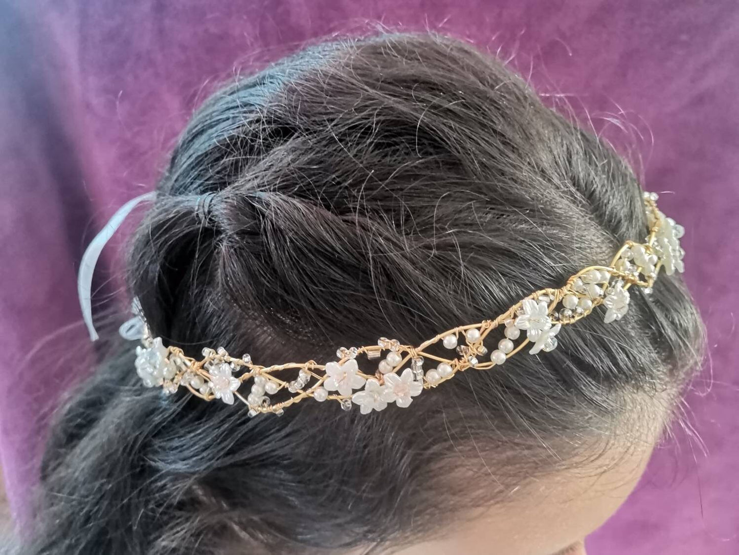 Tiara trenzada de alambre y cristal, con flores.