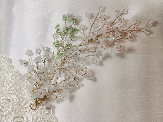 Tocado con cristales de colores y alambre dorado