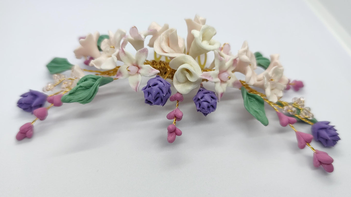 Peina con flores de colores y hojas.