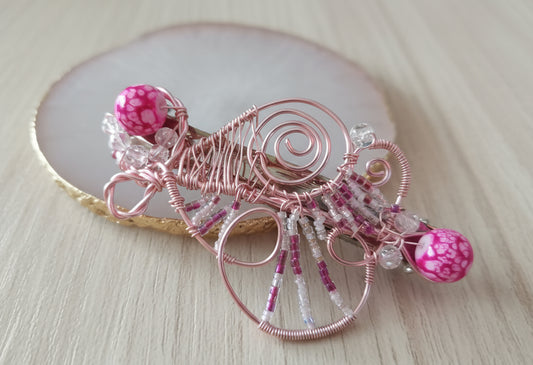 Pasador de alambre rosa con cuentas rosa marmoleada