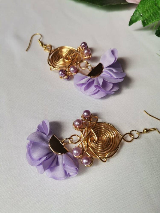 Pendientes de flamenca de alambre con perlas y abanico de tela