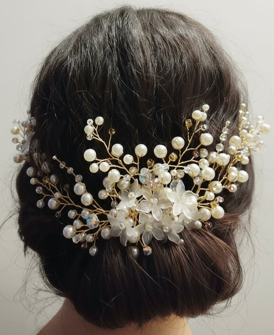 Tiara de novia con perlas de imitación, cristal y flores acrílicas.