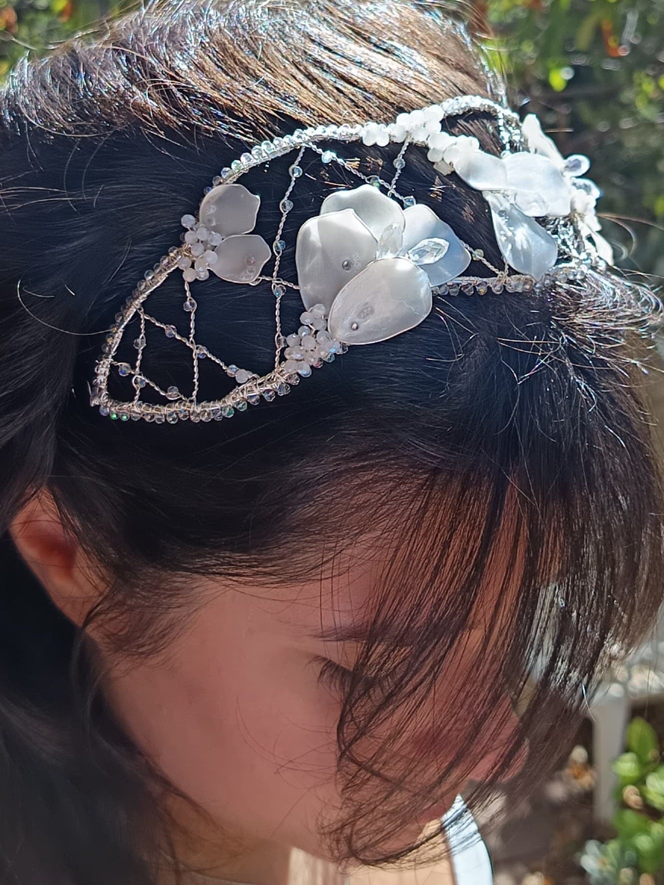 Diadema blanca de cristal y resina para novias elegantes y románticas