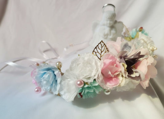 Diadema de comunión con flores de tela de varios colores.