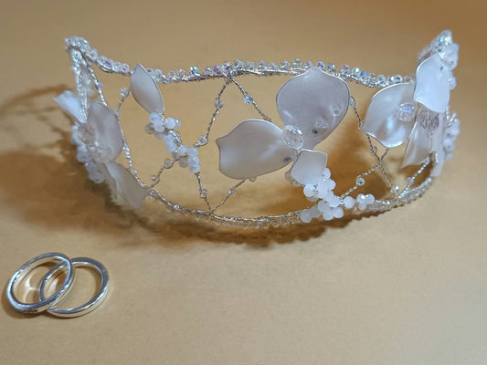 Diadema blanca  de cristal y resina para novias elegantes y románticas