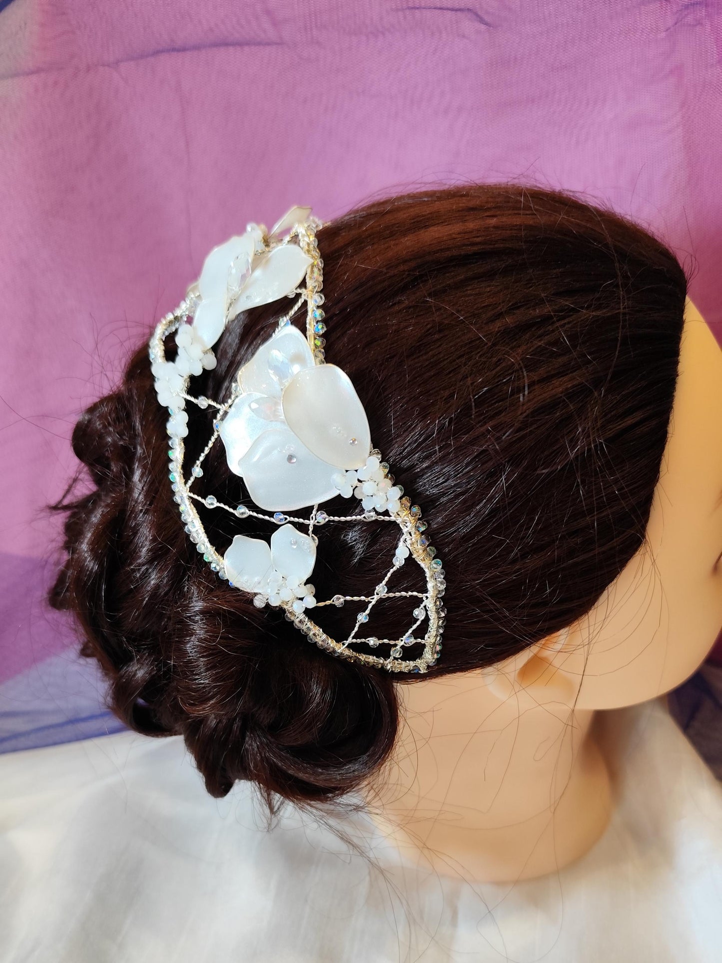 Diadema blanca de cristal y resina para novias elegantes y románticas