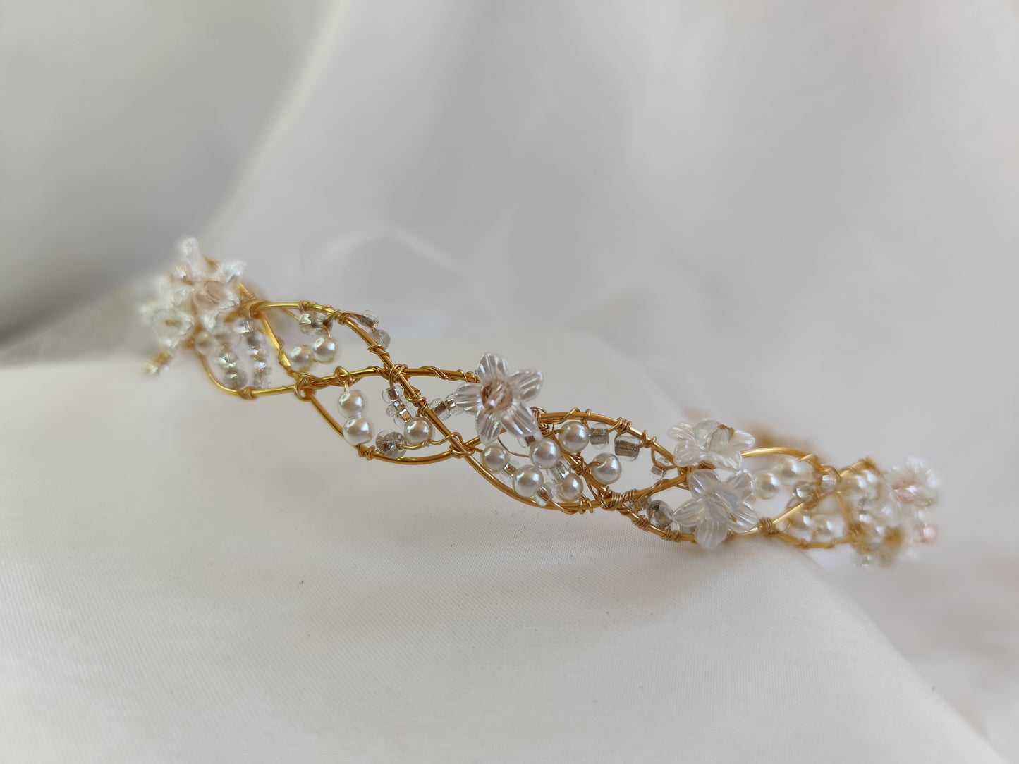 Tiara trenzada de alambre y cristal, con flores.