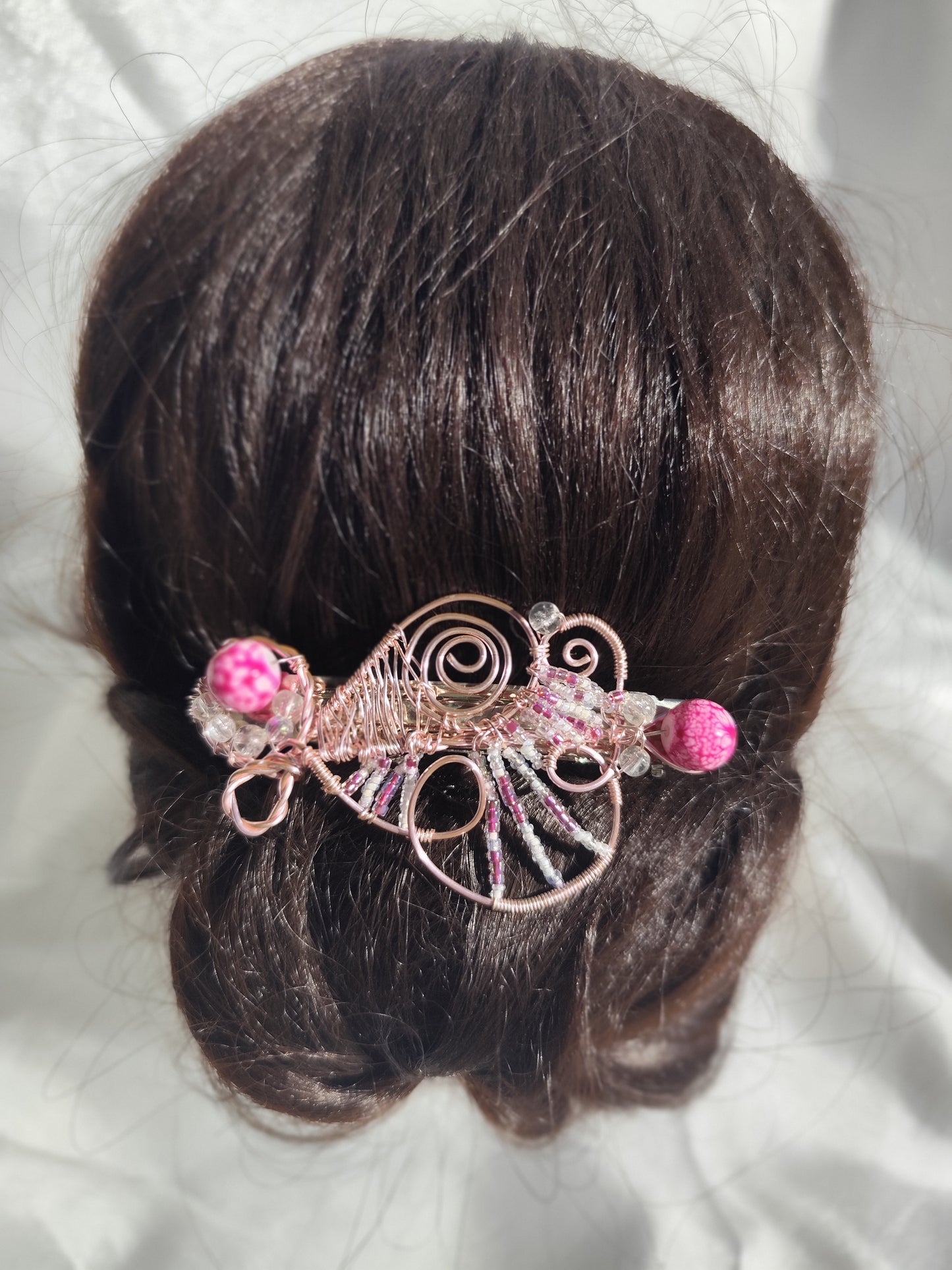 Pasador de alambre rosa con cuentas rosa marmoleada