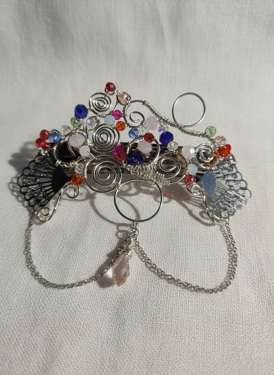 Pasador plateado de fantasía con cristales de colores