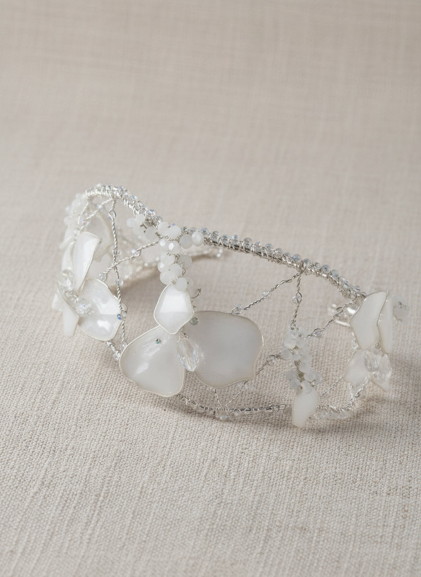 Diadema blanca  de cristal y resina para novias elegantes y románticas