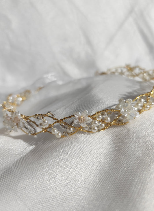 Tiara trenzada de alambre y cristal, con flores.