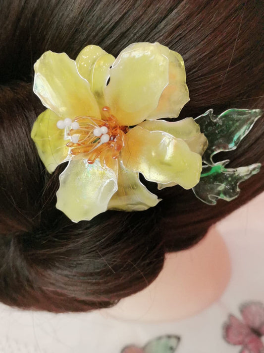 Horquilla con gran flor amarilla de resina y alambre