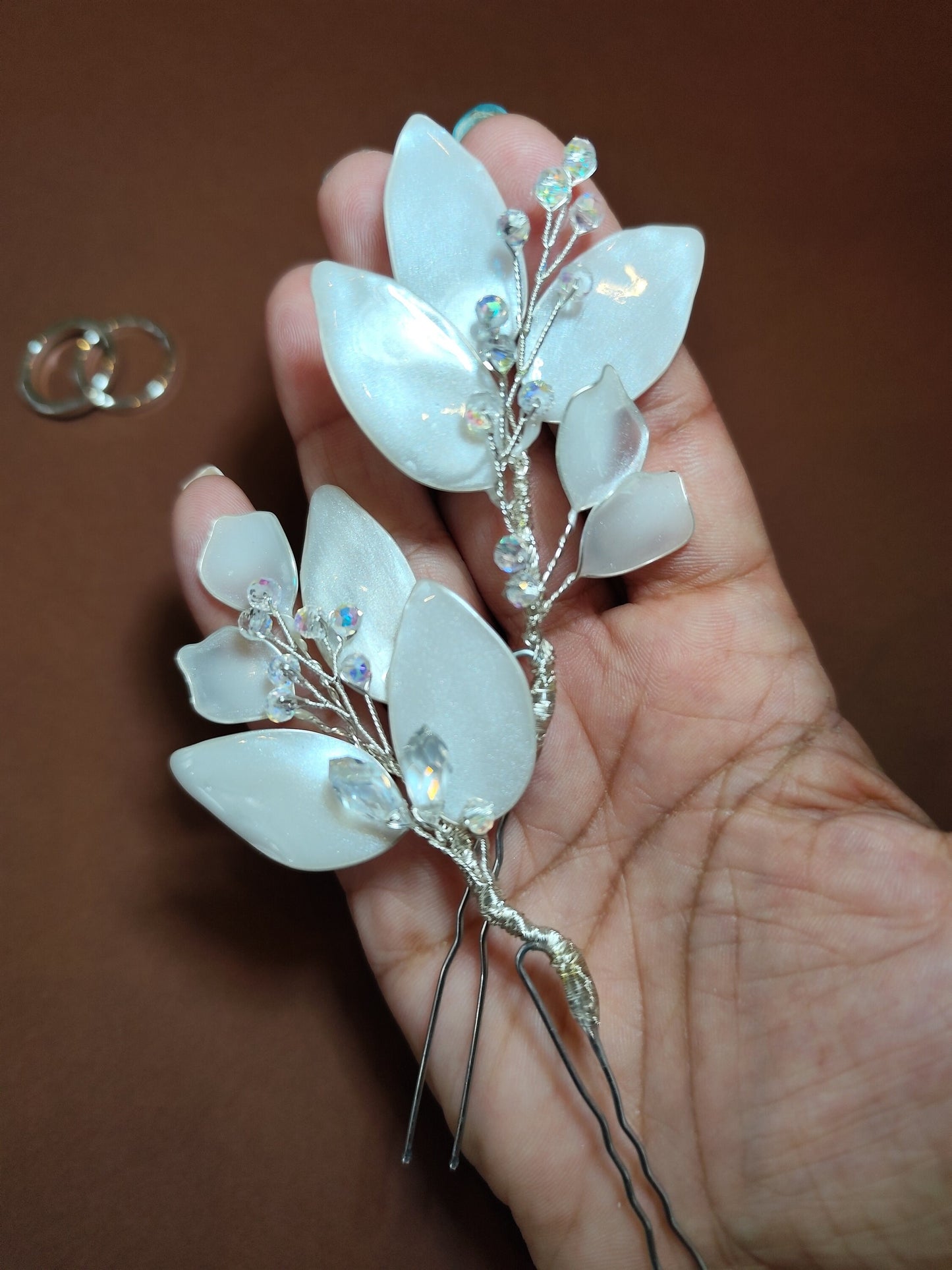 Par de horquillas de novia con hojas de resina en blanco nacarado