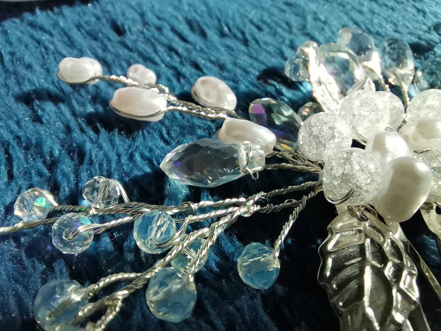 Peina plateada en blanco y cristal para novia
