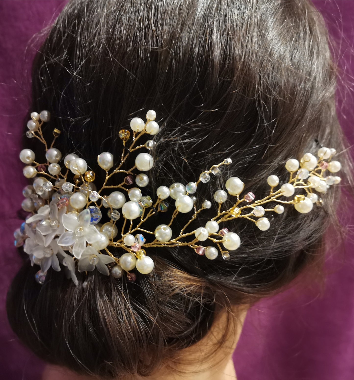 Tiara de novia con perlas de imitación, cristal y flores acrílicas.