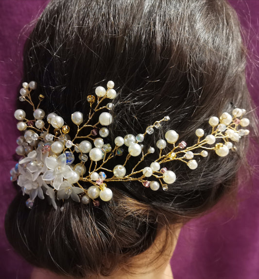 Tiara de novia con perlas de imitación, cristal y flores acrílicas.