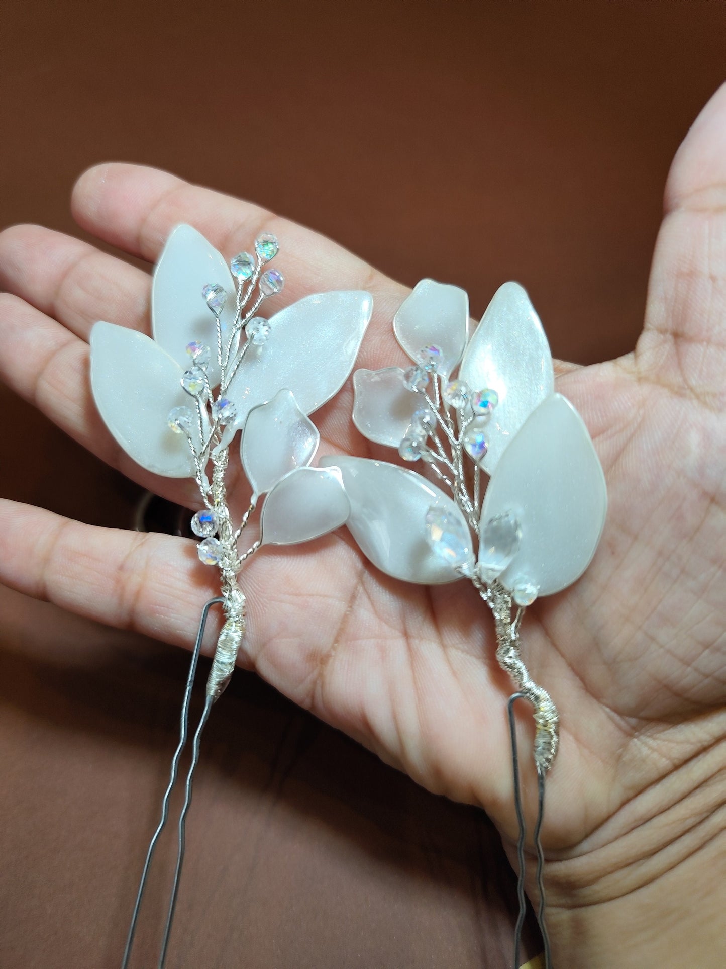 Par de horquillas de novia con hojas de resina en blanco nacarado
