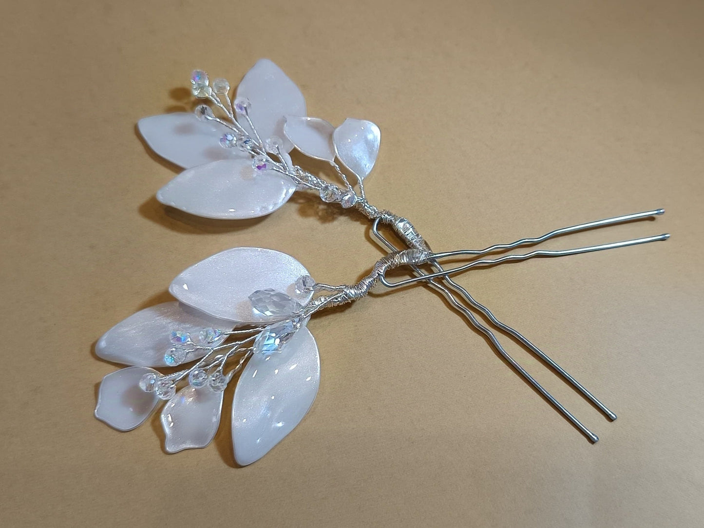 Par de horquillas de novia con hojas de resina en blanco nacarado