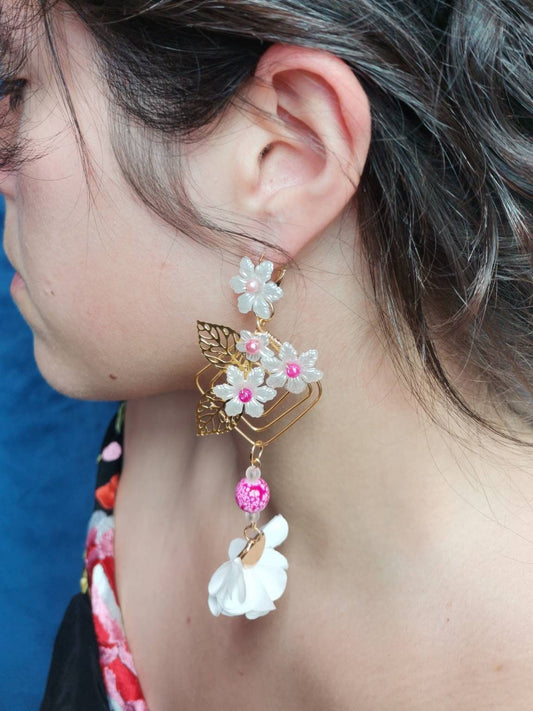 Pendientes largo con flores acrílicas y abanico de tela